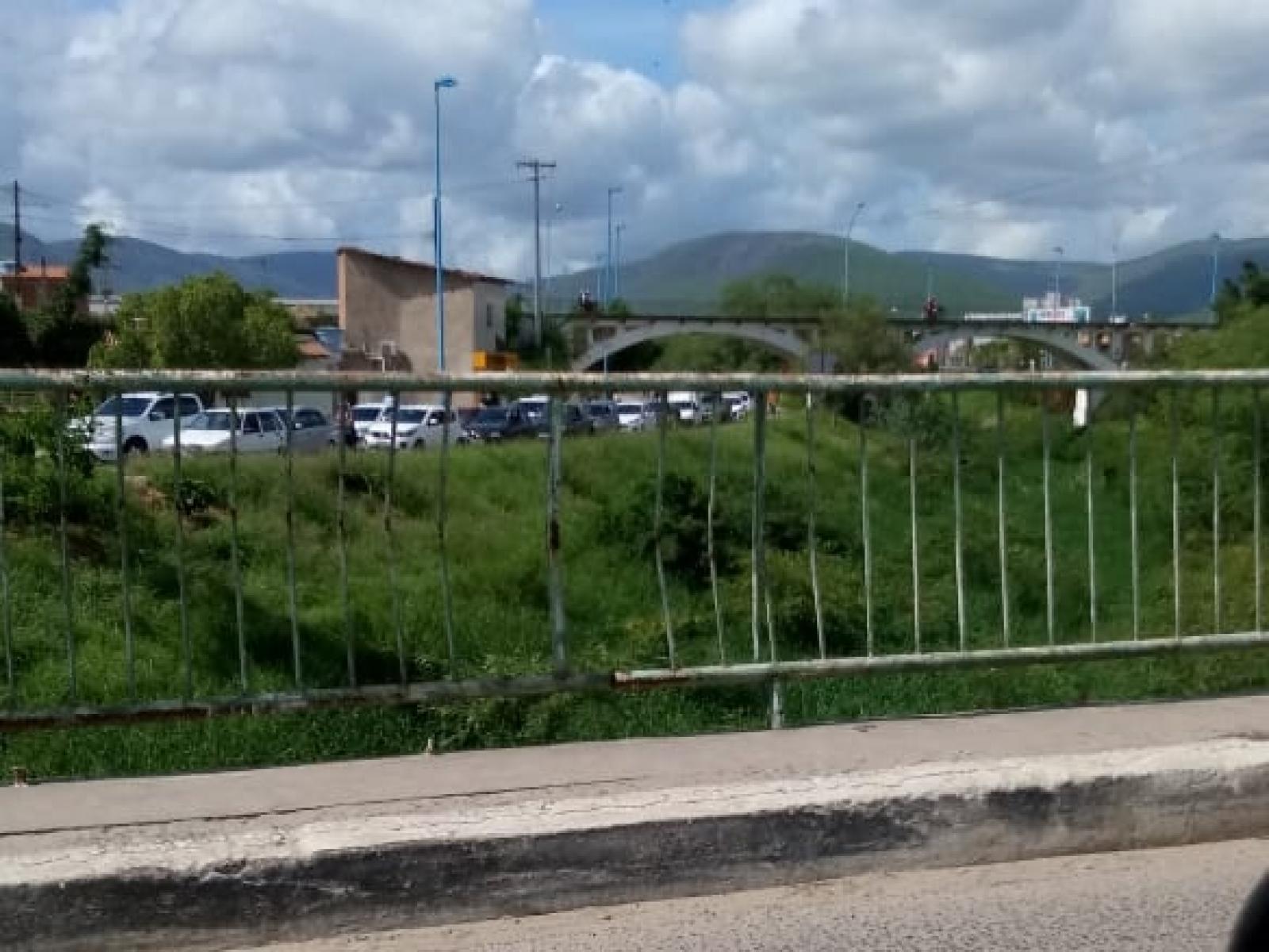 Interdição na Avenida Castelo Branco provoca longos engarrafamentos no centro de Jequié
