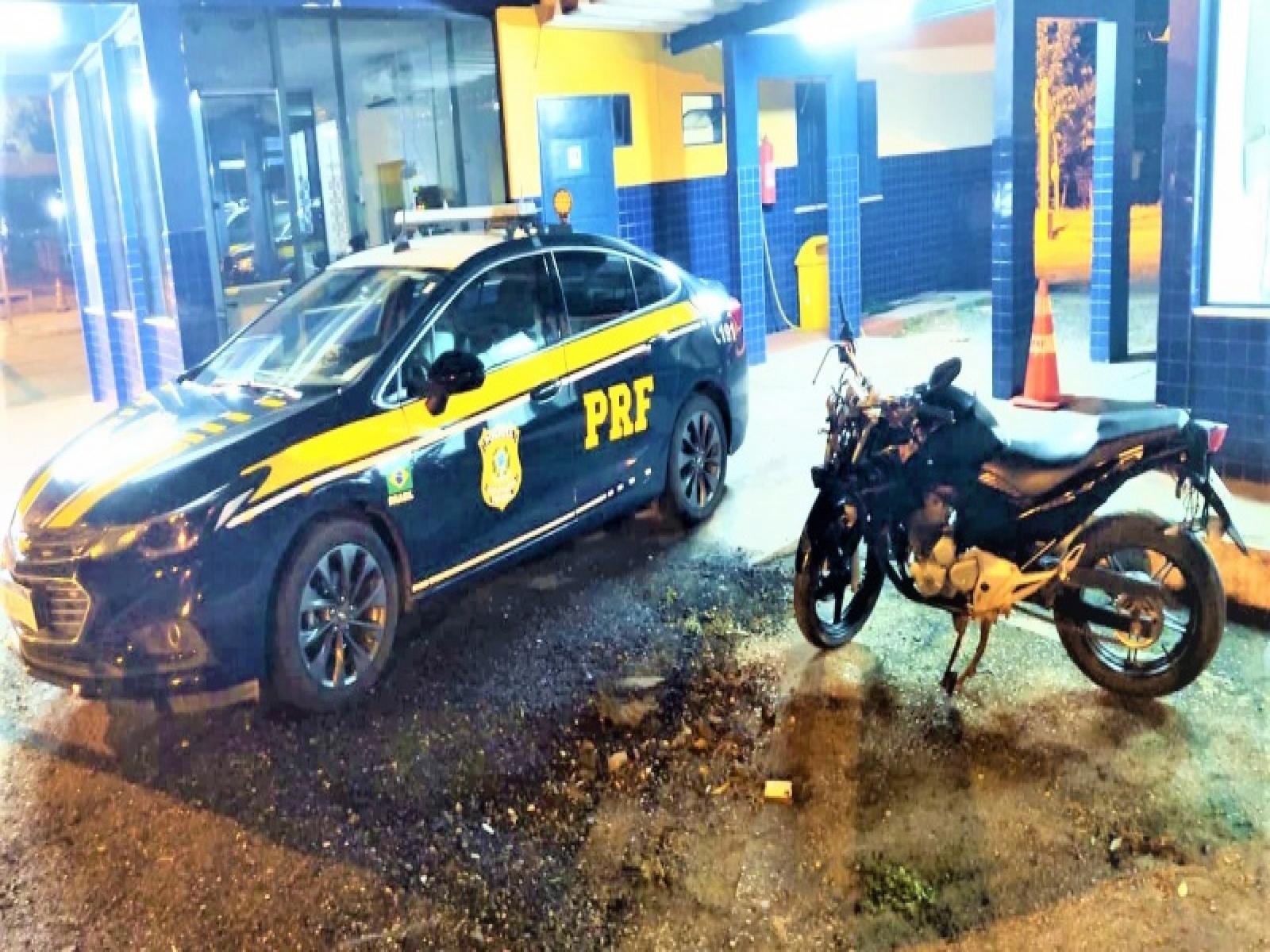 Ao atender acidente, PRF apreende motocicleta adulterada na BR 116 em Jequié