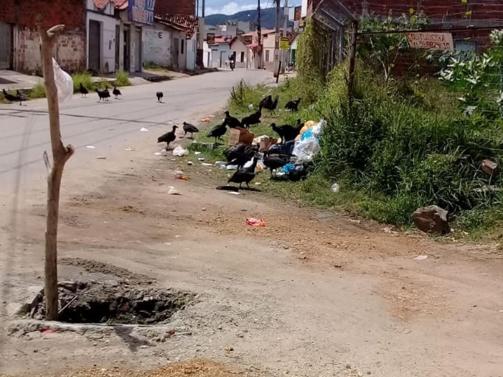 Rua Antônio Orrico: boca de lobo aberta põe em risco motoristas e pedestres