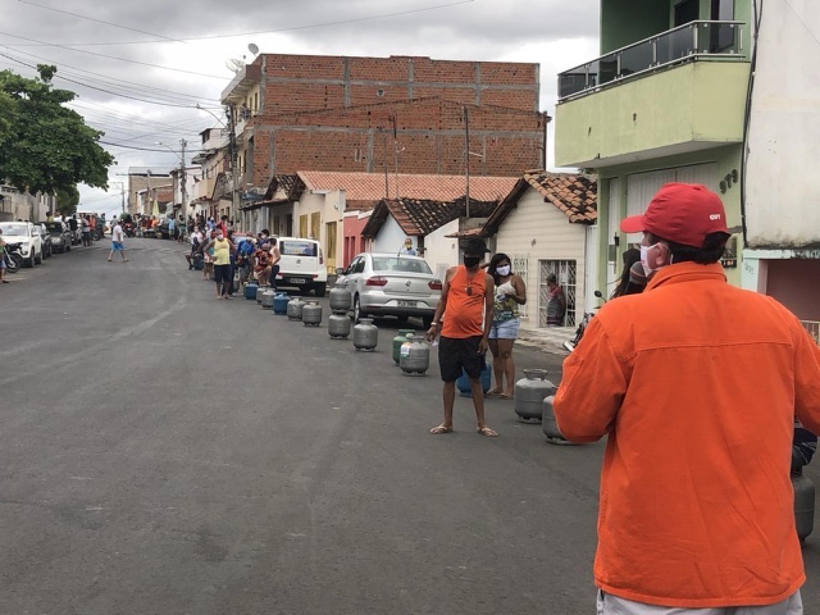 Gás de cozinha foi vendido a 40 reais em Jequié neste domingo