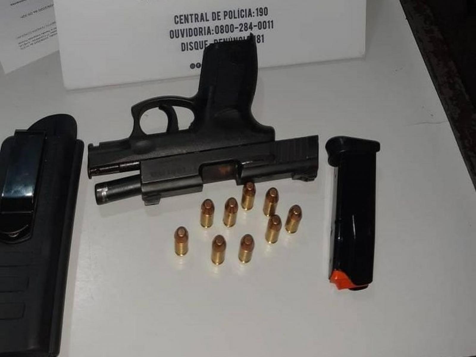 PRE apreende pistola e um carregador jogado no mato por bandidos