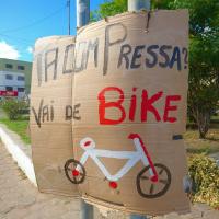 Jequié: Ciclistas na cidade de placas de papelão.