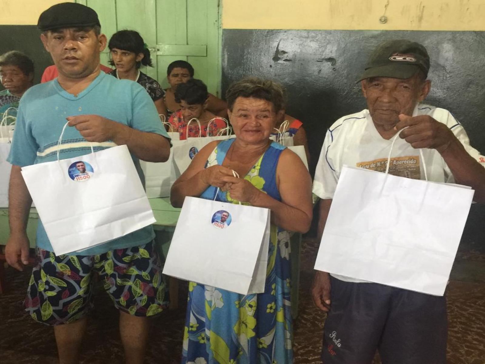 Valmiral Marinho distribui presentes para internos da FUAN