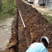 Cansados de esperar pela Embasa, moradores construíram rede de esgoto por conta própria