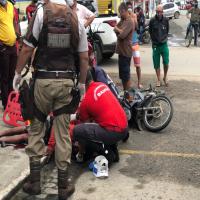 Motociclista fica ferido após batida entre duas motos no Centro de Jequié.