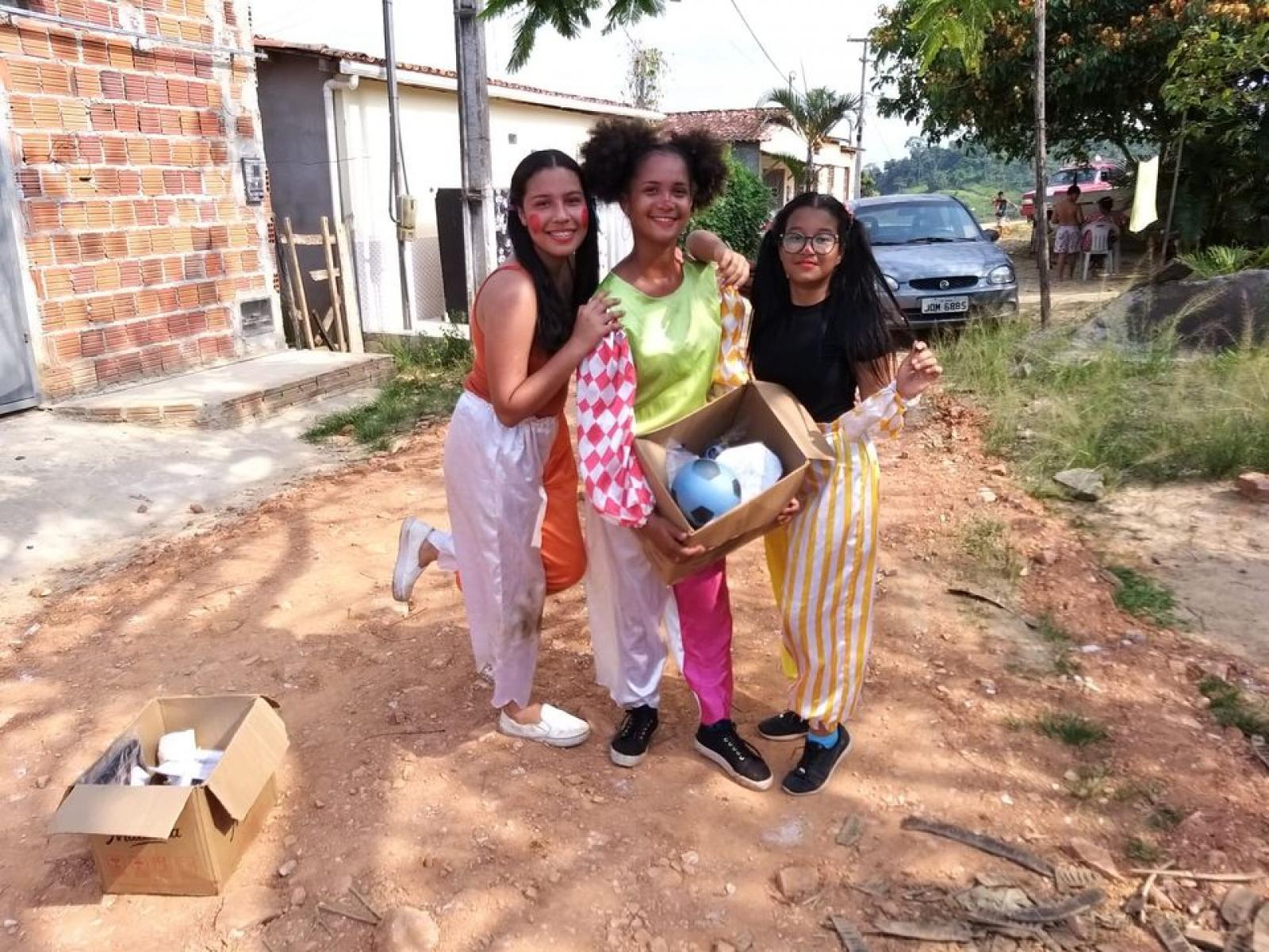 Amigas realizam campanha e conseguem doar brinquedos no Dia das Crianças no Bairro Adelino Henrique em Jitaúna