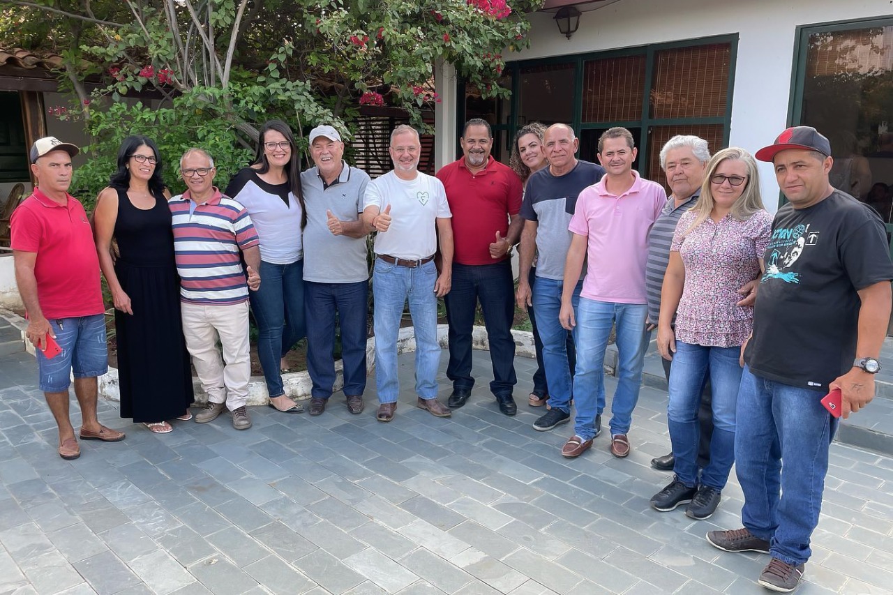 Dr. Fábio Vilas-Boas recebe apoio do ex-prefeito de Manoel Vitorino para sua pré-candidatura a deputado federal Dr. Fábio Vilas-Boas recebe apoio do ex-prefeito de Manoel Vitorino para sua pré-candidatura a deputado federal
