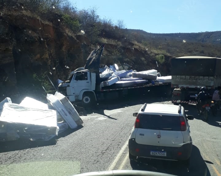 Pé de Serra: caminhão carregado com colchões bate em paredão de pedra Pé de Serra: caminhão carregado com colchões bate em paredão de pedra