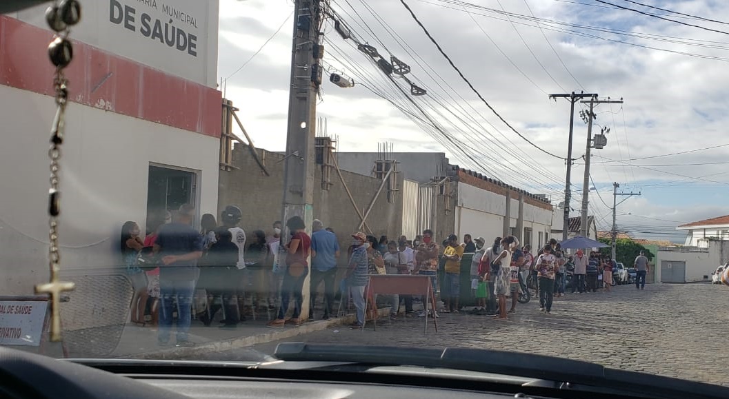 Enquanto o comércio é punido, pessoas se aglomeram em frente a Secretaria de Saúde de Jequié