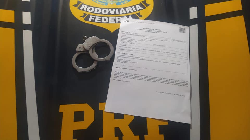 Dois foragidos da Justiça pelo não pagamento de pensão alimentícia são presos pela PRF na Bahia Dois foragidos da Justiça pelo não pagamento de pensão alimentícia são presos pela PRF na Bahia