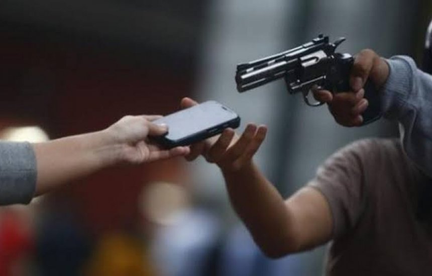 Assalto no São Judas Tadeu, bandidos levaram um celular da vítima Assalto no São Judas Tadeu, bandidos levaram um celular da vítima