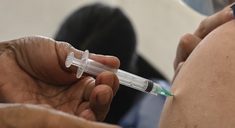 Pessoas a partir de 51 anos estarão sendo vacinadas contra Covid-19 nesta sexta-feira Pessoas a partir de 51 anos estarão sendo vacinadas contra Covid-19 nesta sexta-feira