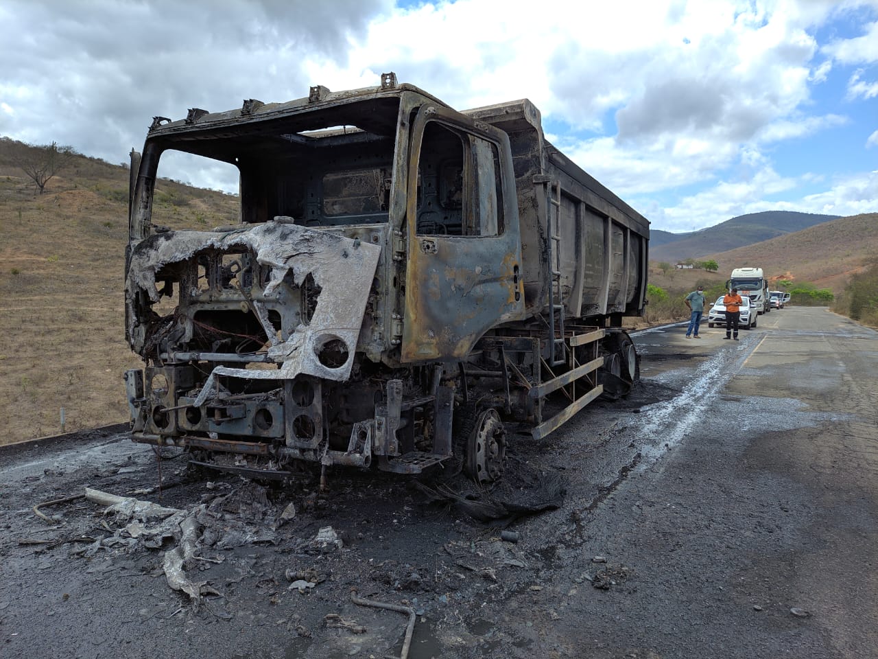 Carreta foi devorada pelo fogo no semi-anel viário de Jequié Carreta foi devorada pelo fogo no semi-anel viário de Jequié