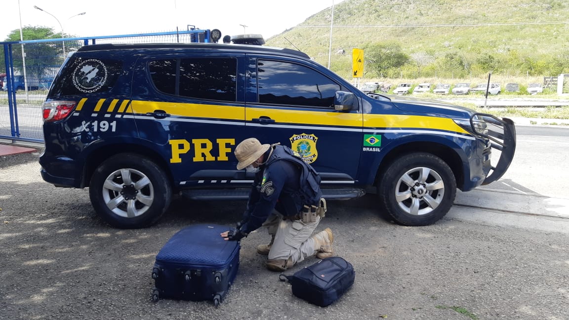 PRF flagra passageira de ônibus com 35 quilos de maconha em Jequié PRF flagra passageira de ônibus com 35 quilos de maconha em Jequié