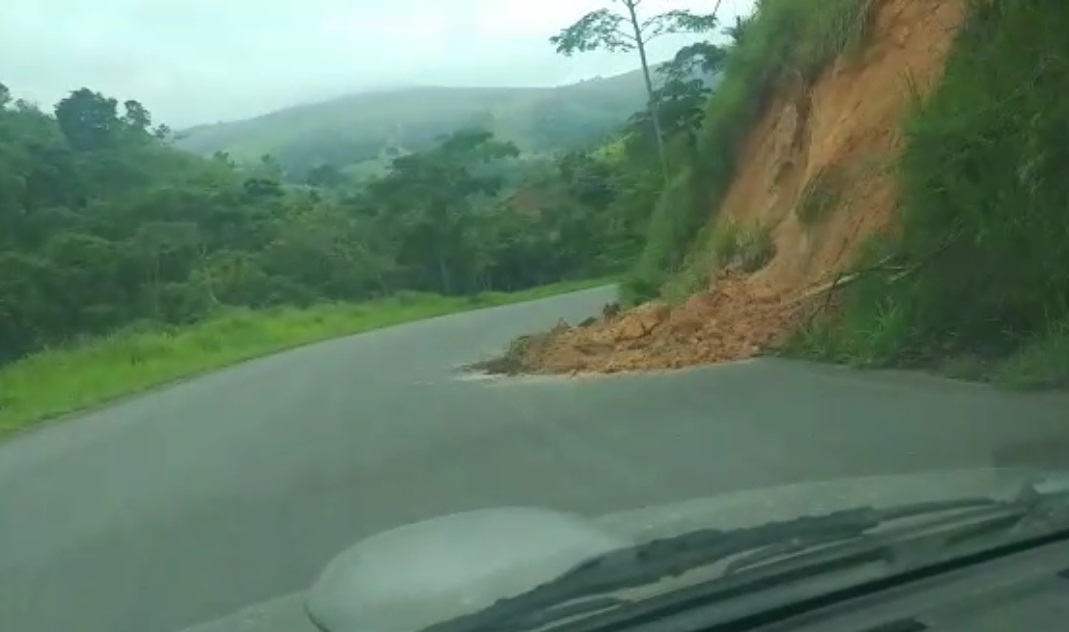 Chuvas provocam deslizamentos de terras na rodovia BA 547, entre Jequié e Florestal Chuvas provocam deslizamentos de terras na rodovia BA 547, entre Jequié e Florestal