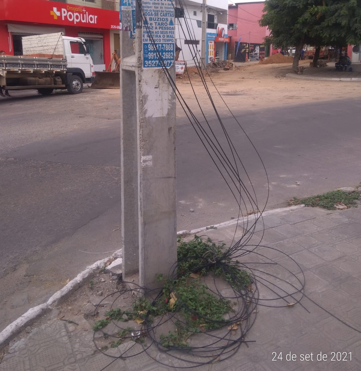 Fios de internet se partiram e moradores do Largo do Viveiro cobram providências das operadoras Fios de internet se partiram e moradores do Largo do Viveiro cobram providências das operadoras