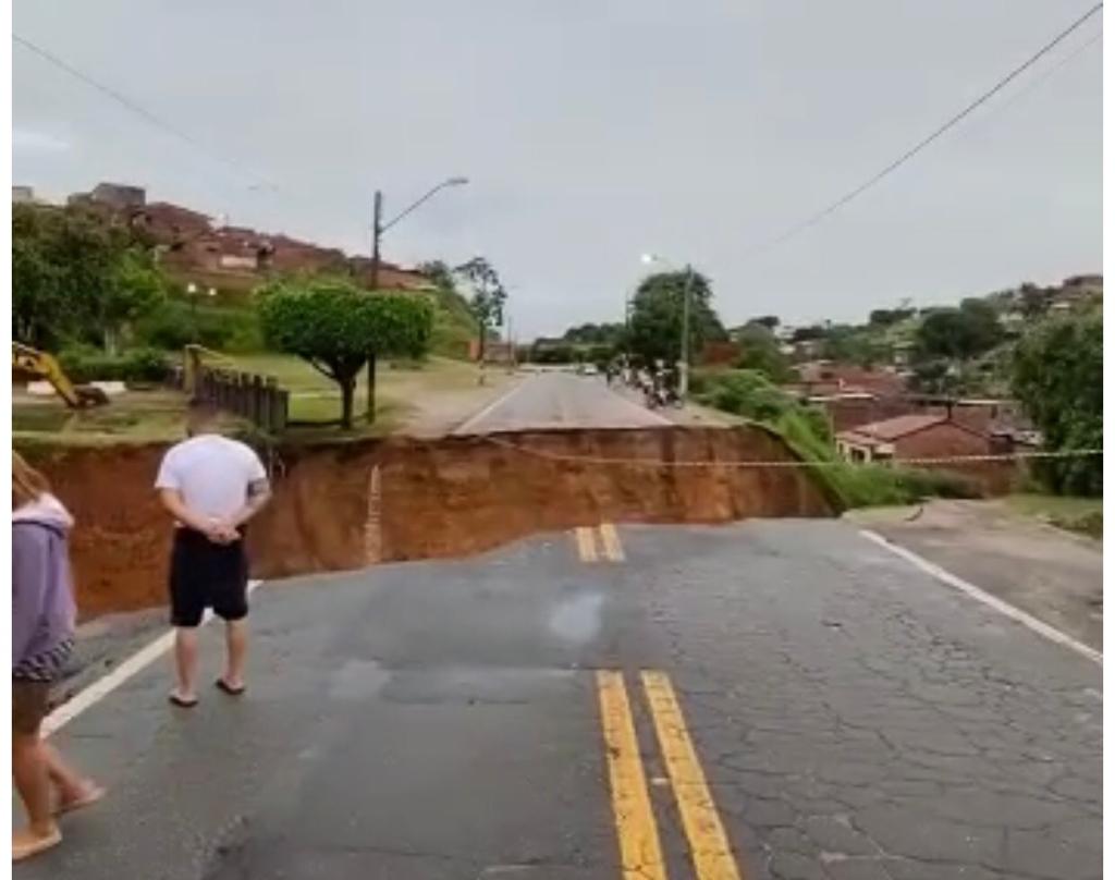 BR 330 interditada no trecho de Ubatã, DNIT cria desvio temporário