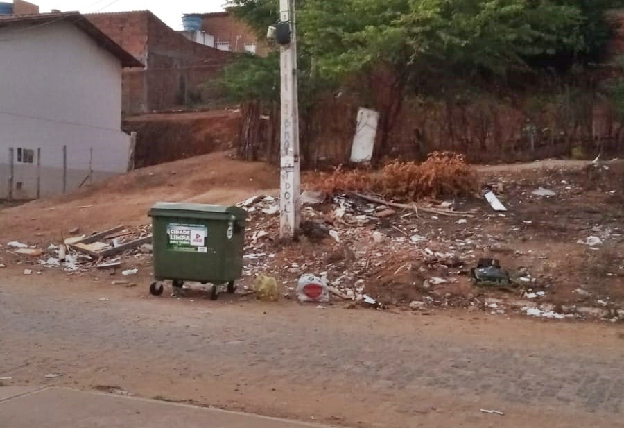 Moradores reclamam da sujeira no residencial Mandacaru 2 Moradores reclamam da sujeira no residencial Mandacaru 2