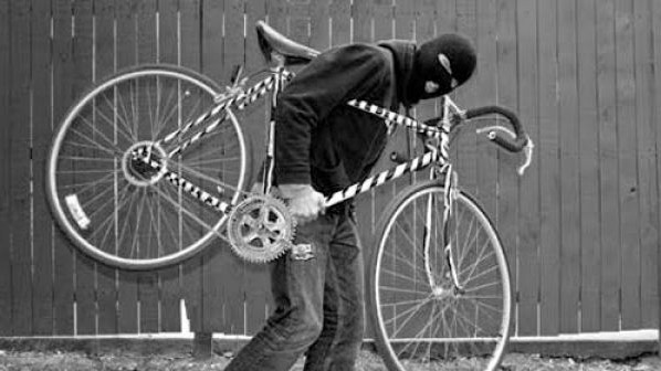 Bandidos atacam grupo de ciclistas para roubar celular e uma bicicleta Bandidos atacam grupo de ciclistas para roubar celular e uma bicicleta