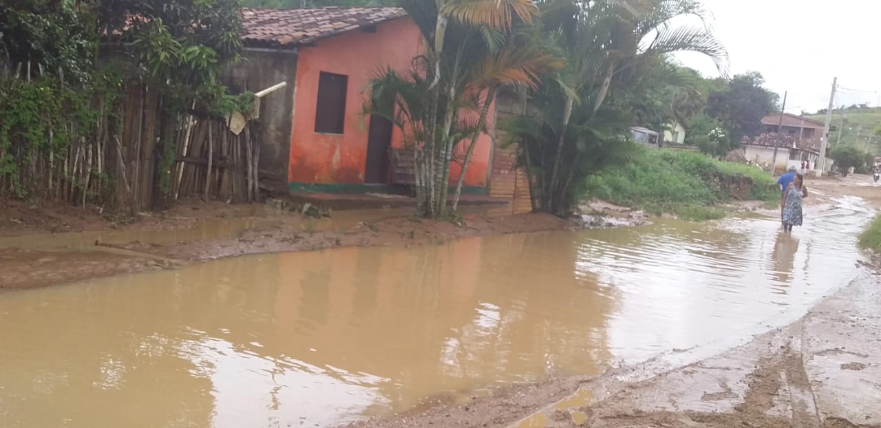 Jequié: Defesa Civil presta apoio as vítimas da enchente no Distrito de Baixão Jequié: Defesa Civil presta apoio as vítimas da enchente no Distrito de Baixão