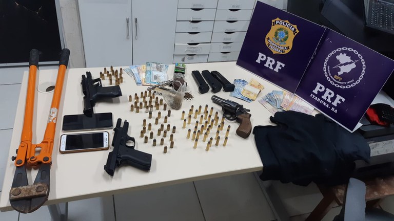 Em Itabuna, PRF apreende pistolas, revólver e farta quantidade de munição de grosso calibre na BR 101 Em Itabuna, PRF apreende pistolas, revólver e farta quantidade de munição de grosso calibre na BR 101