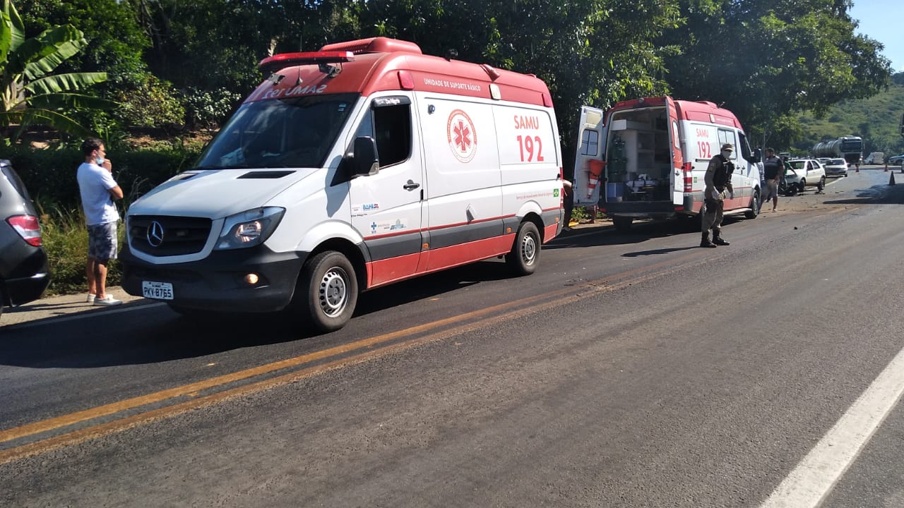 Jitaúna: Oito pessoas ficam feridas em colisão entre carro e caminhão na BR 330
