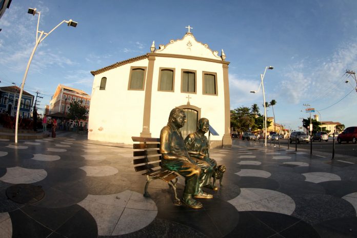 Com 15 mil casos ativos de covid-19 na Bahia, governo decreta toque de recolher no estado Com 15 mil casos ativos de covid-19 na Bahia, governo decreta toque de recolher no estado