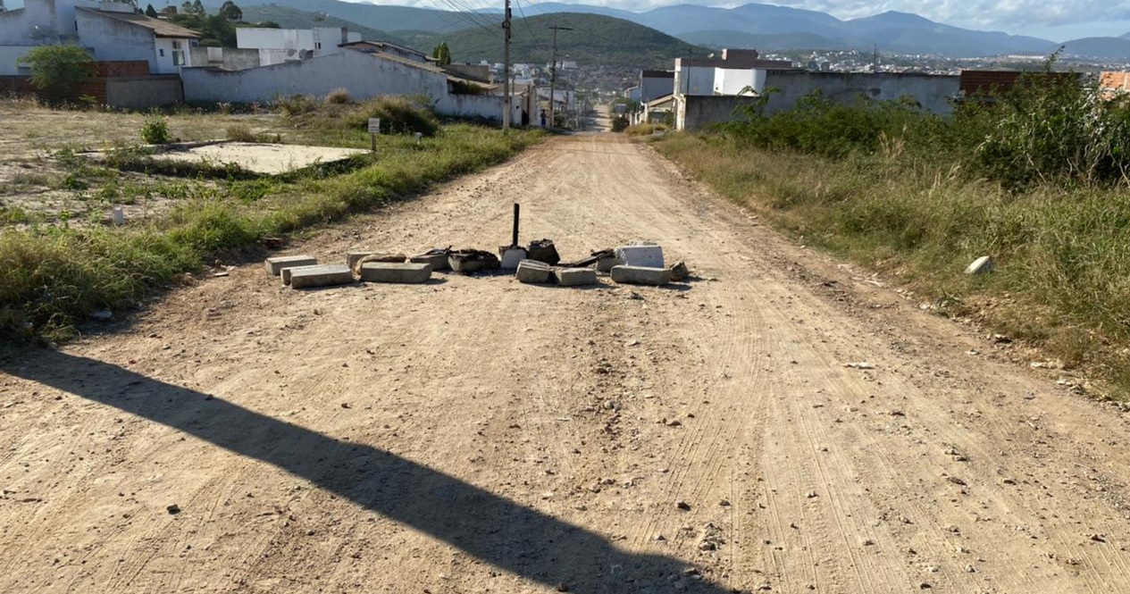 Revoltados, moradores do São Judas Tadeu interditaram rua com blocos de cimento Revoltados, moradores do São Judas Tadeu interditaram rua com blocos de cimento