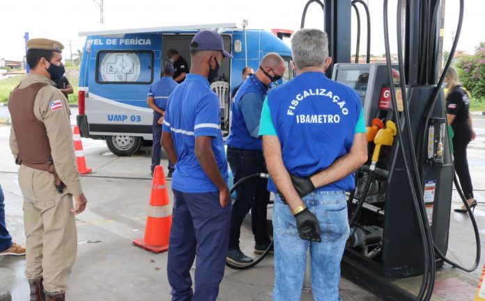 Operação Posto Legal identifica bomba que fornecia combustível a menos para o consumidor Operação Posto Legal identifica bomba que fornecia combustível a menos para o consumidor