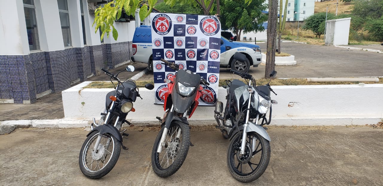 Polícia Militar recupera 3 motos roubadas e prende assaltante, um dos veículos estava enterrado Polícia Militar recupera 3 motos roubadas e prende assaltante, um dos veículos estava enterrado