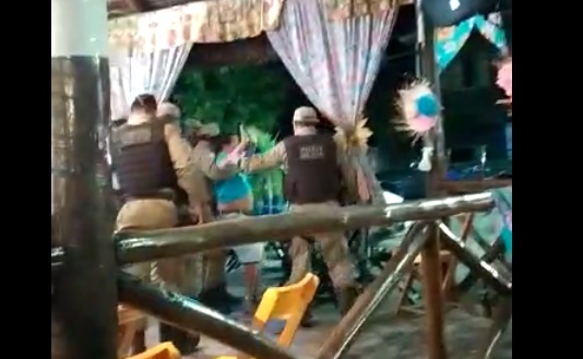 PM fecha bar por desrespeito a decreto contra a COVID19 e deteve policial por desacato PM fecha bar por desrespeito a decreto contra a COVID19 e deteve policial por desacato