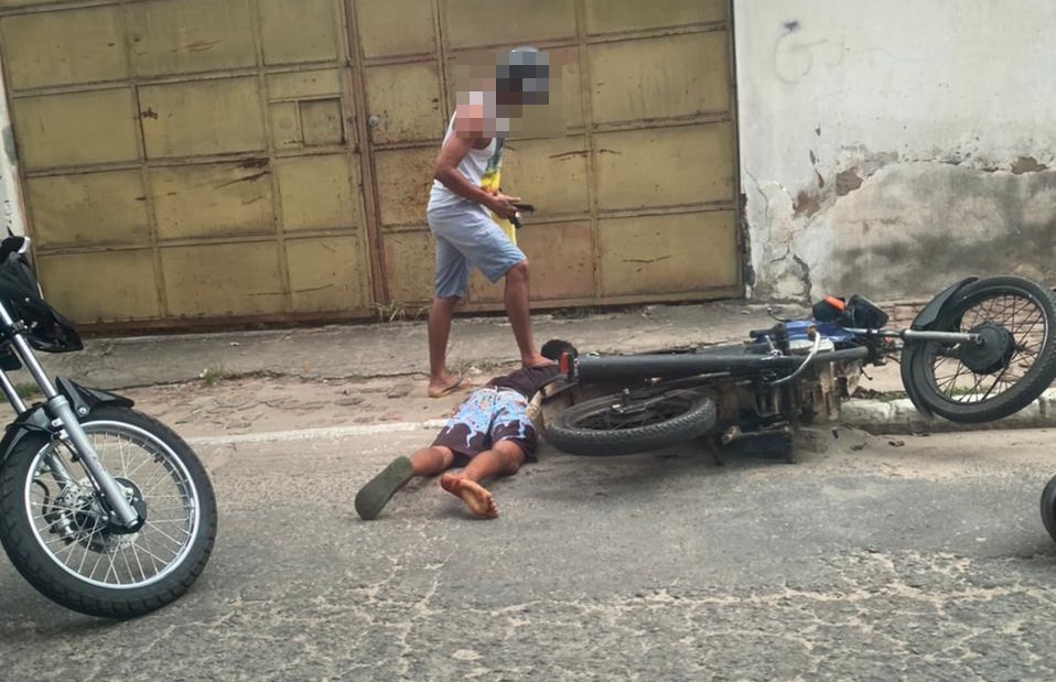 Dois adolescentes foram baleados e presos após assalto em Jequié Dois adolescentes foram baleados e presos após assalto em Jequié