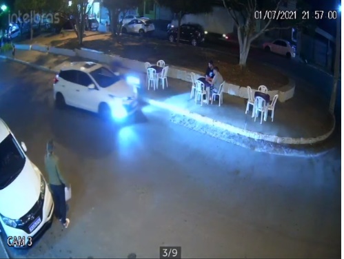 Acidente na Praça Juracy Magalhães, alta velocidade assusta os moradores Acidente na Praça Juracy Magalhães, alta velocidade assusta os moradores