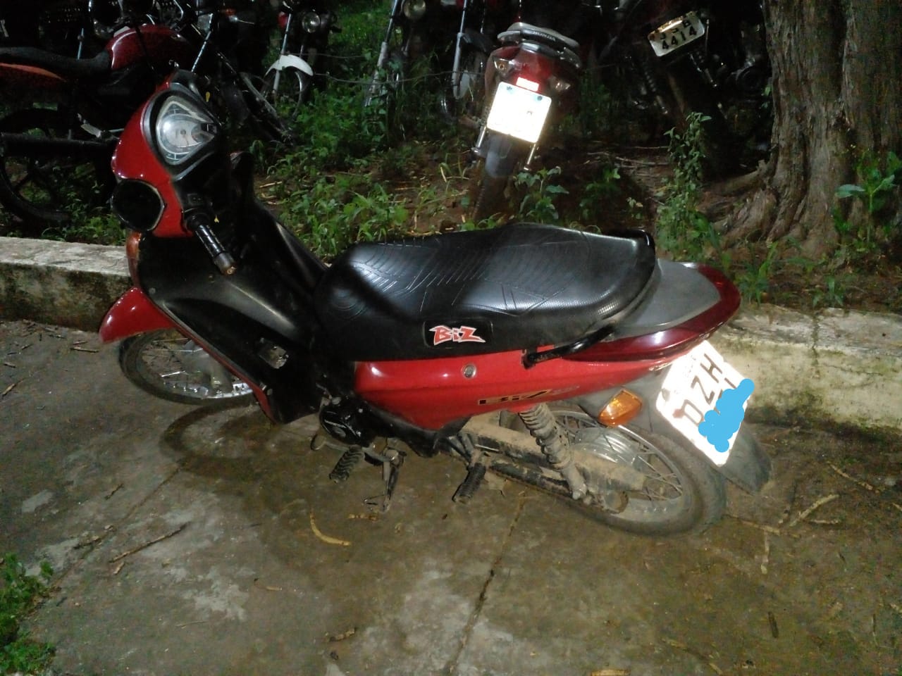 Polícia Militar recupera moto roubada e prende suspeitos Polícia Militar recupera moto roubada e prende suspeitos