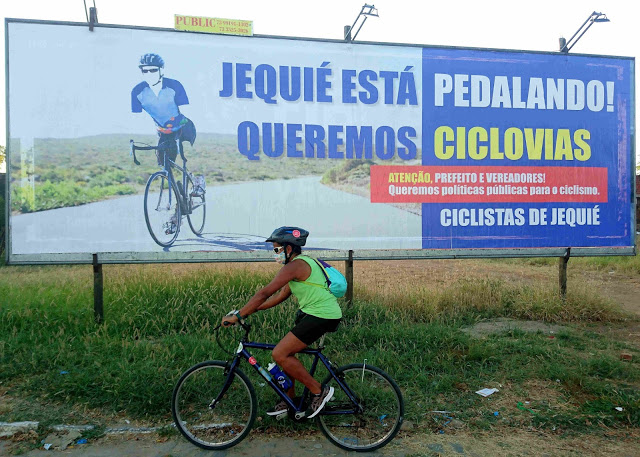 Jequié - Bahia: em outdoor ciclistas exigem ciclovias.