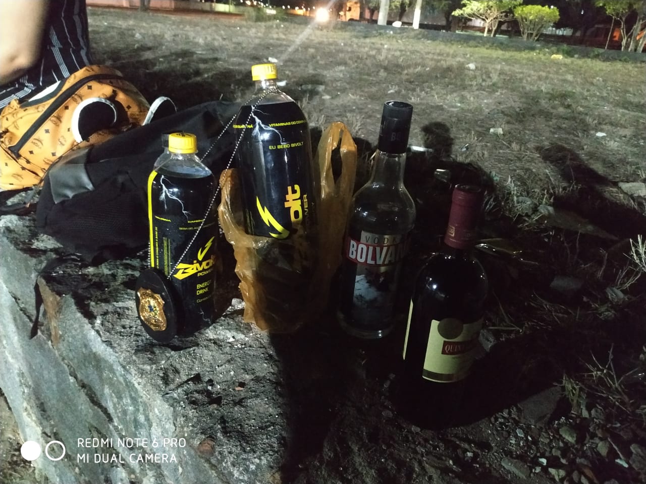Grupo Tático do Poder Judiciário apreendeu bebidas alcoólicas consumidas por jovens nas praças de Jequié Grupo Tático do Poder Judiciário apreendeu bebidas alcoólicas consumidas por jovens nas praças de Jequié