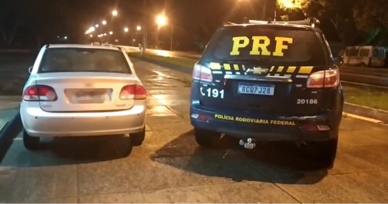 Motorista tenta fugir, mas é preso pela PRF com carro roubado em Itabela Motorista tenta fugir, mas é preso pela PRF com carro roubado em Itabela