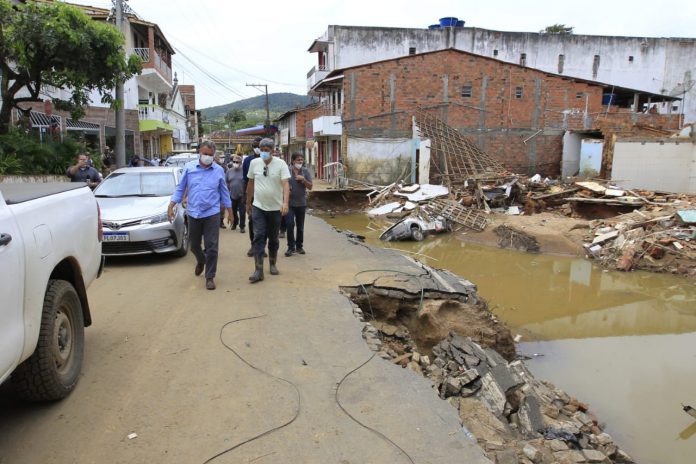 Governador percorre sete cidades e anuncia início da reconstrução de casas em janeiro Governador percorre sete cidades e anuncia início da reconstrução de casas em janeiro