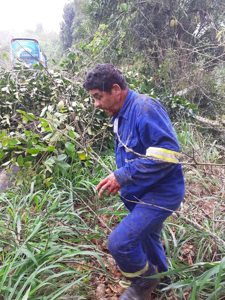 Caminhão da prestadora de serviços da Coelba capota, mata uma pessoa e deixa dois feridos
