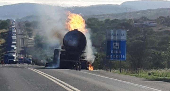 Rodovia interditada, carreta de álcool pega foi próximo a Milagres Rodovia interditada, carreta de álcool pega foi próximo a Milagres
