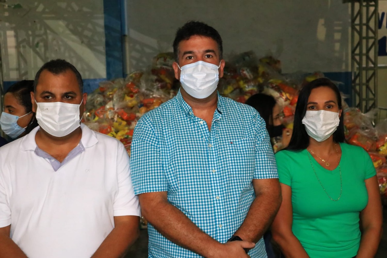 Prefeitura de Jitaúna entrega mais de Mil Cestas Básicas para famílias neste Natal Prefeitura de Jitaúna entrega mais de Mil Cestas Básicas para famílias neste Natal