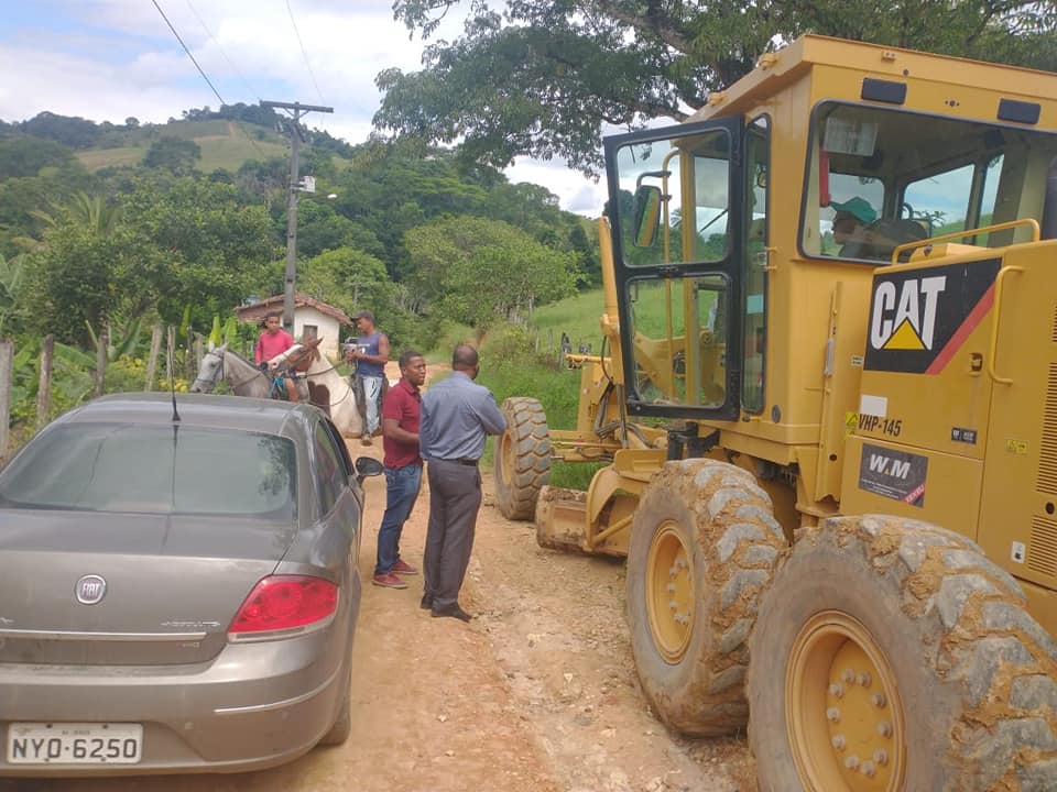 Vereador Gilvan acompanha início da recuperação da estrada do Emiliano Vereador Gilvan acompanha início da recuperação da estrada do Emiliano