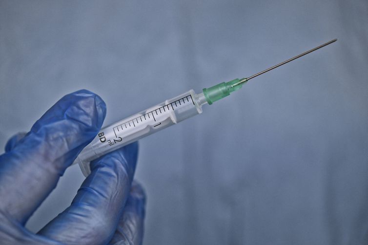 Anvisa alerta para venda de vacinas falsas contra Covid-19 na internet