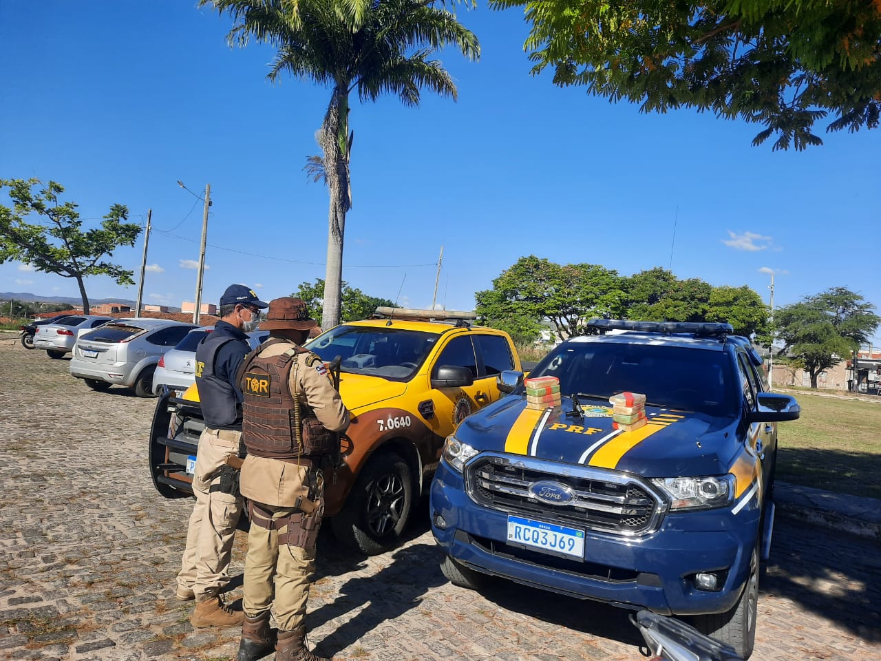 Casal de traficantes é preso na rodovia transportando pasta base de cocaína escondidos em painel de carro Casal de traficantes é preso na rodovia transportando pasta base de cocaína escondidos em painel de carro