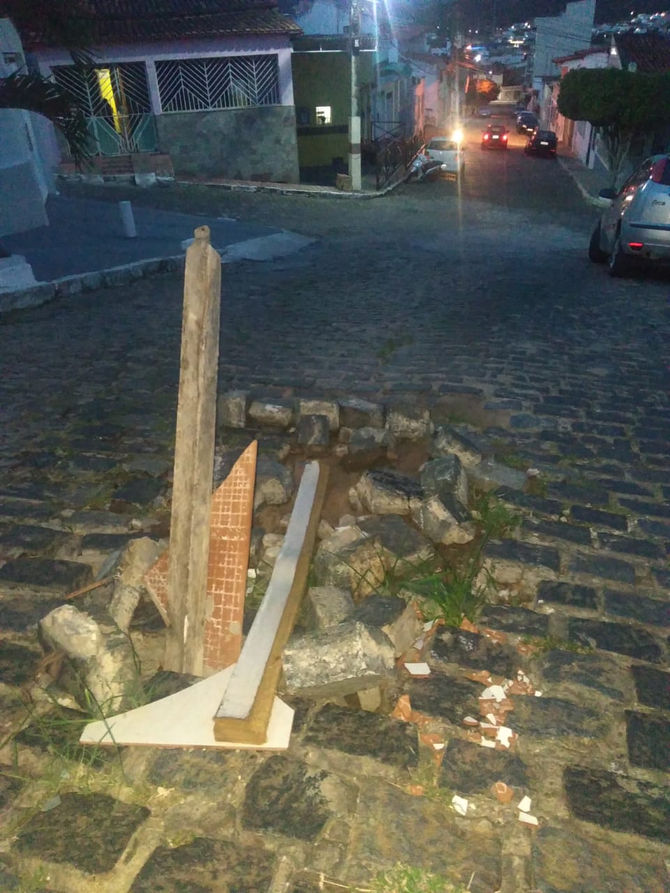 Moradores pedem a presença do setor de infraestrutura na Rua São Roque Moradores pedem a presença do setor de infraestrutura na Rua São Roque