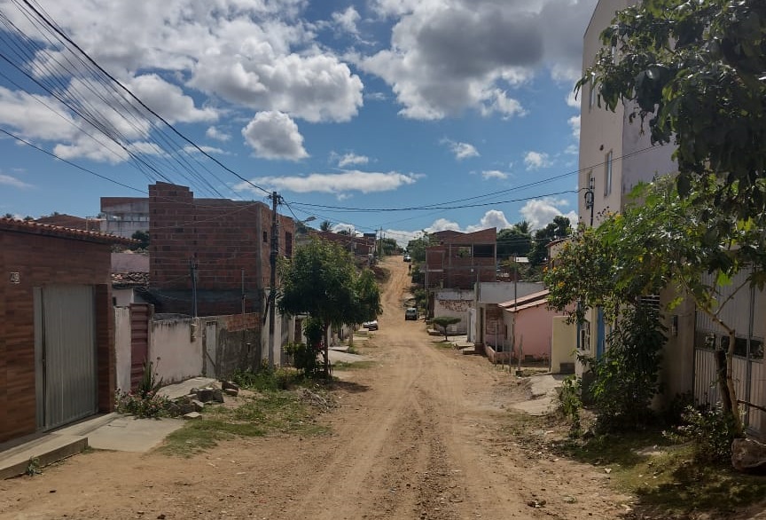 Moradora do Loteamento Água Branca reivindica conclusão da pavimentação Moradora do Loteamento Água Branca reivindica conclusão da pavimentação