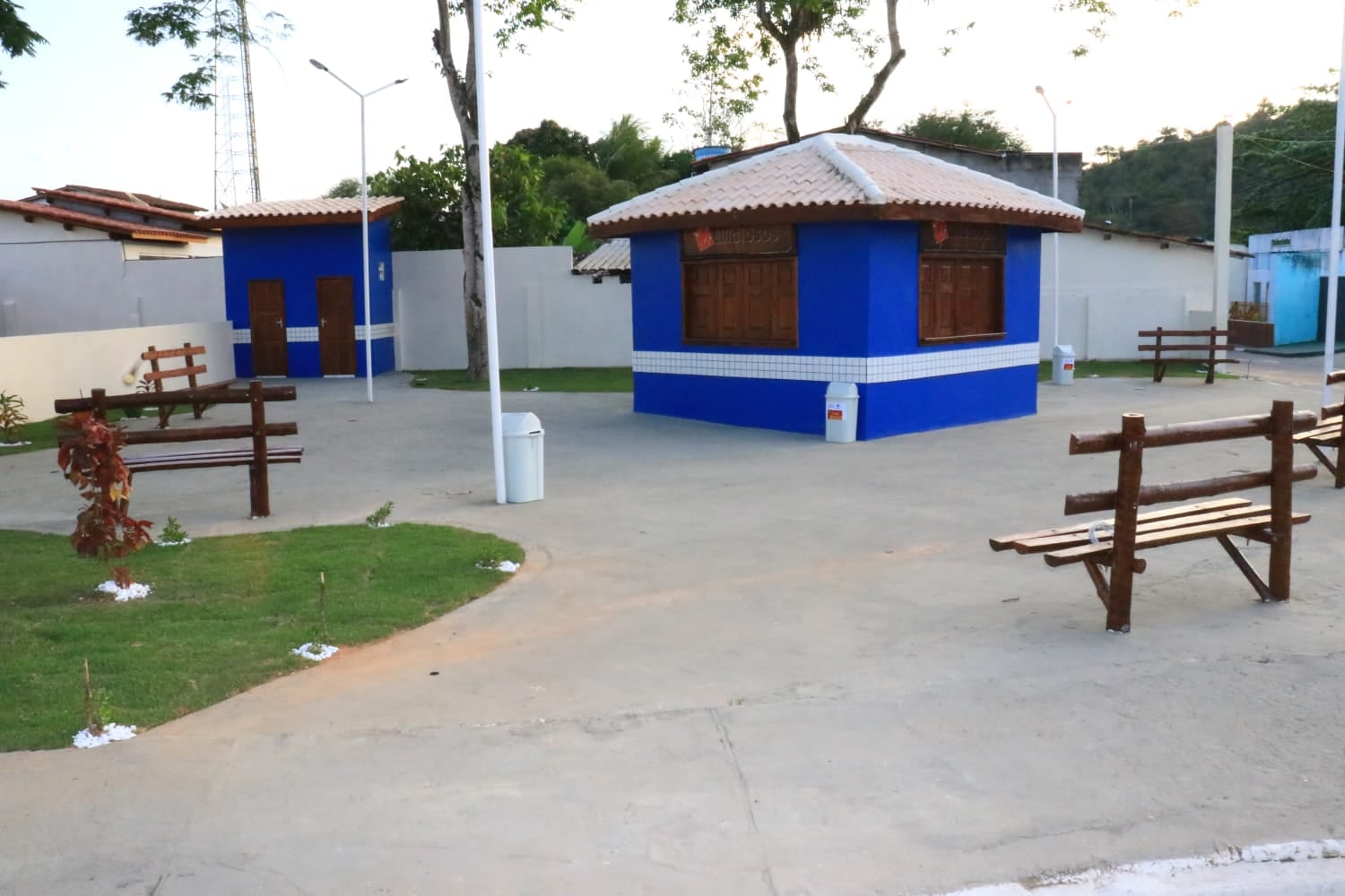 Prefeitura de Jitaúna entrega nova praça Tássio Barreto, no centro da cidade; duas casas do Morar Melhor foram entregues Prefeitura de Jitaúna entrega nova praça Tássio Barreto, no centro da cidade; duas casas do Morar Melhor foram entregues