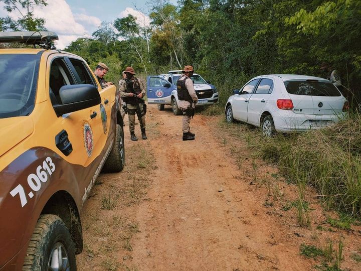 Policia recupera carro roubado na zona rural de Buerarema Policia recupera carro roubado na zona rural de Buerarema