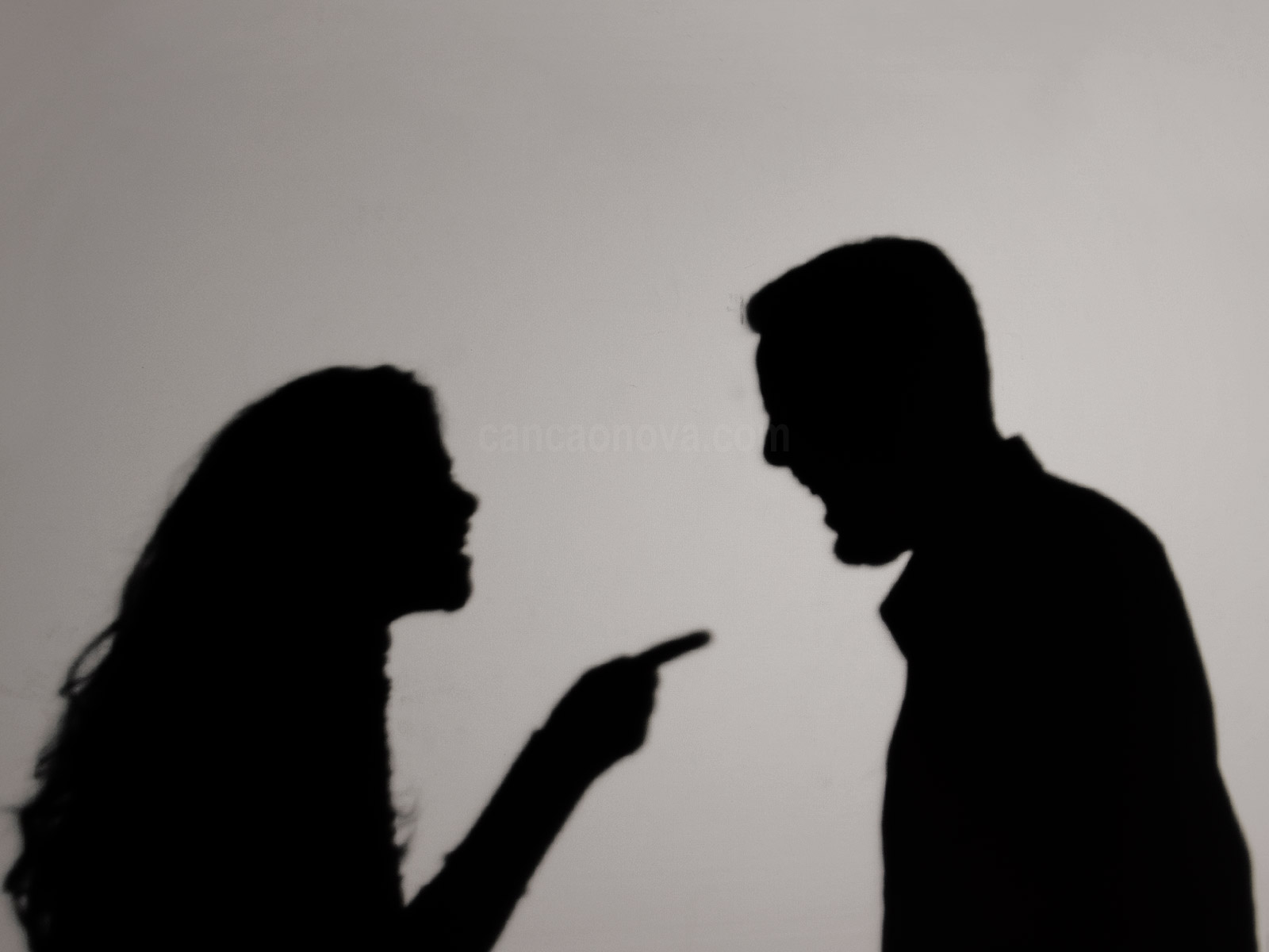 Garota insatisfeita com o fim do relacionamento agride namorado e quebra tudo Garota insatisfeita com o fim do relacionamento agride namorado e quebra tudo
