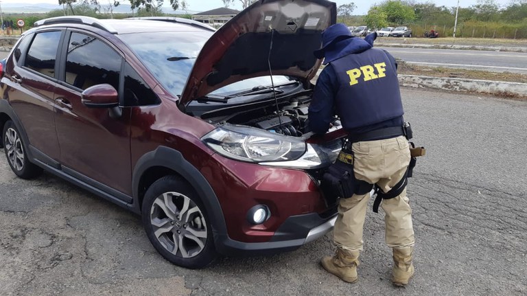 Em Milagres, PRF recupera veículo roubado que estava circulando clonado Em Milagres, PRF recupera veículo roubado que estava circulando clonado